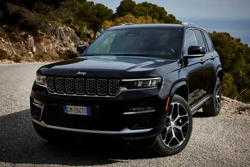 Vista angular delantera que muestra el diseño robusto del Jeep Grand Cherokee.