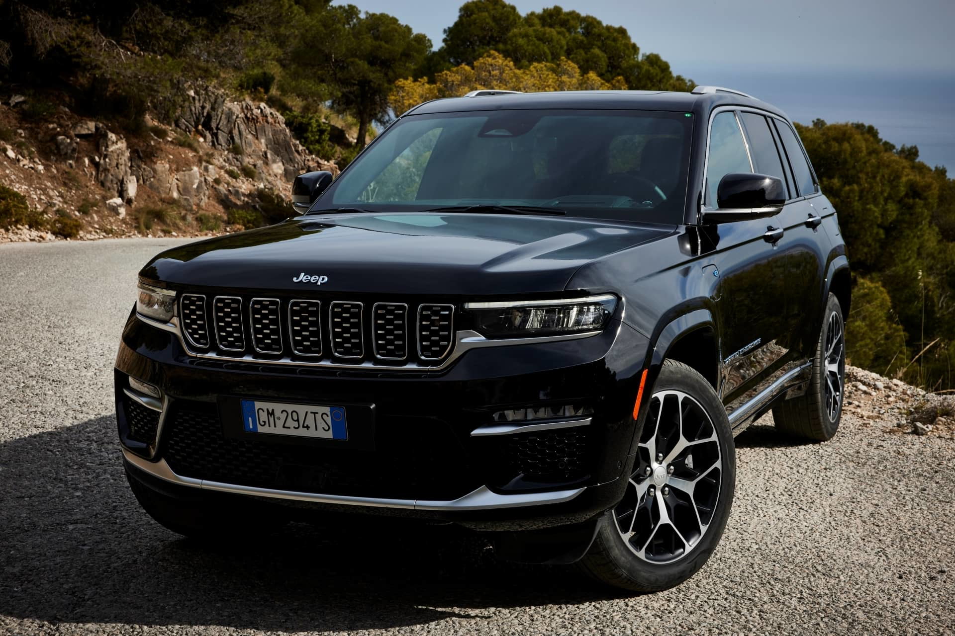 Vista angular delantera que muestra el diseño robusto del Jeep Grand Cherokee.
