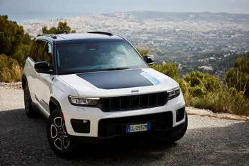 Vista angular delantera del Jeep Grand Cherokee, mostrando su robustez y diseño elegante.