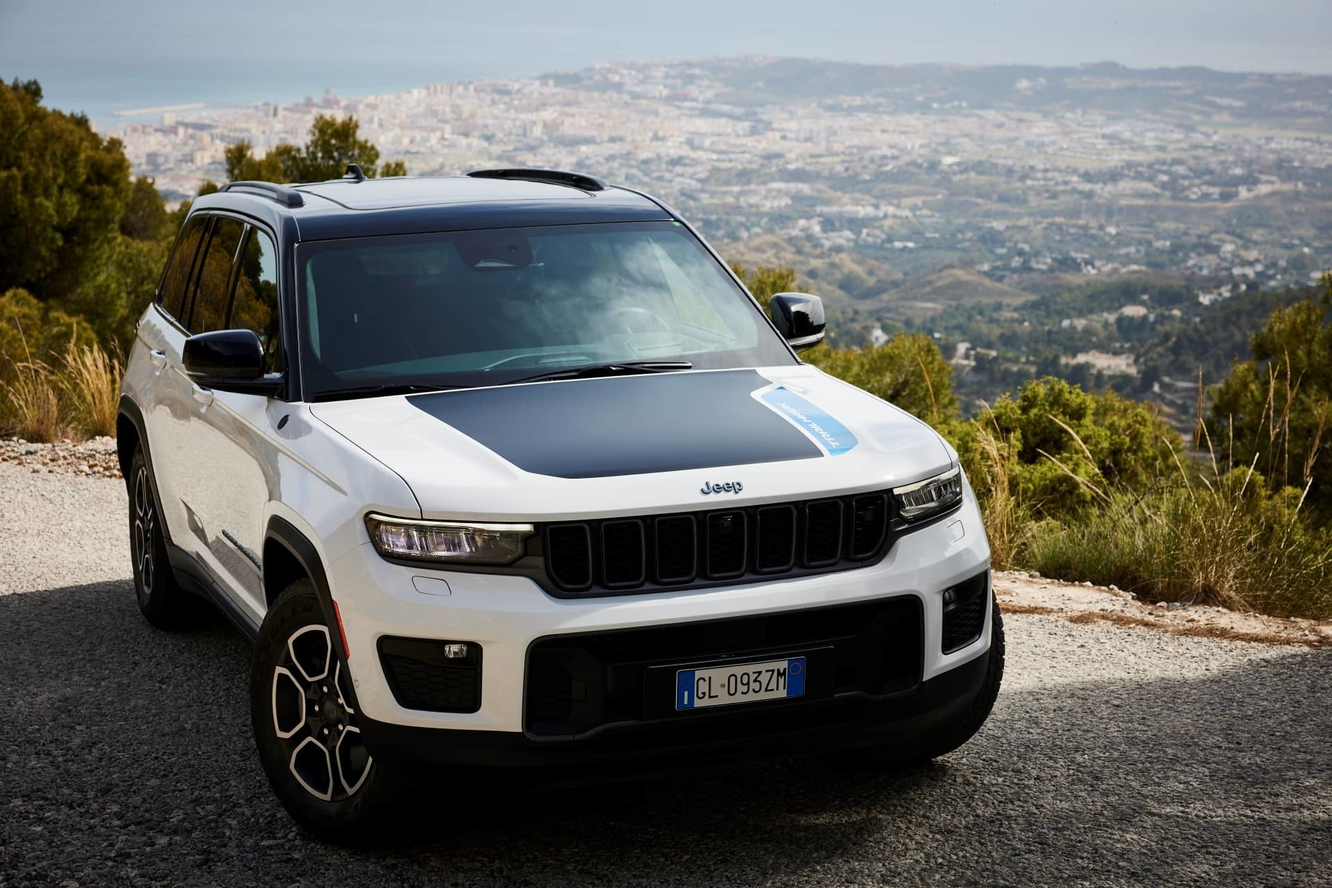 Vista angular delantera del Jeep Grand Cherokee, mostrando su robustez y diseño elegante.