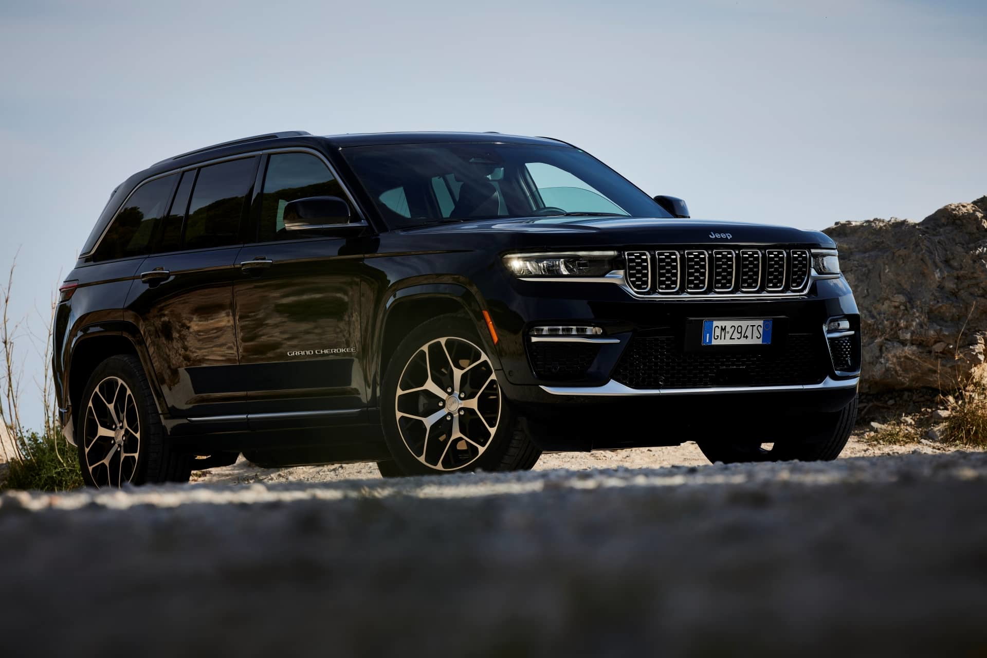 Vista dinámica del Jeep Grand Cherokee, mostrando su frente robusto y líneas laterales.