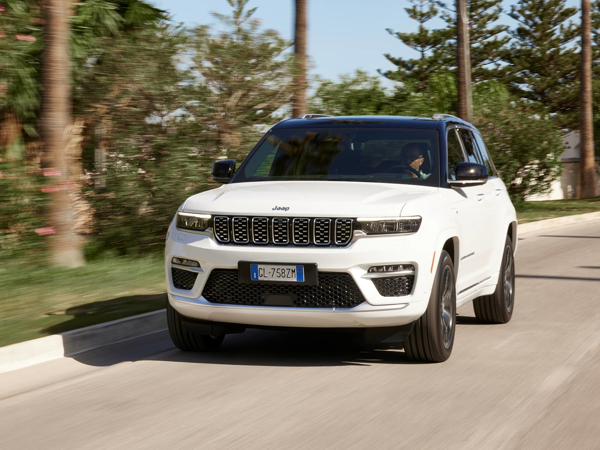 Vista frontal y lateral del Jeep Grand Cherokee en movimiento.