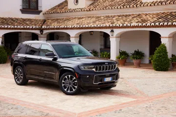 Vista angular delantera del Jeep Grand Cherokee, mostrando su imponente parrilla.