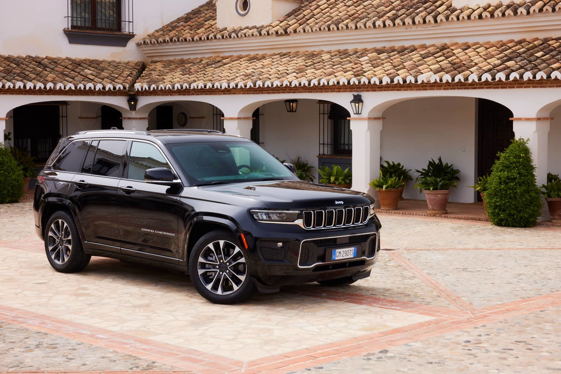 Vista angular delantera del Jeep Grand Cherokee, mostrando su imponente parrilla.