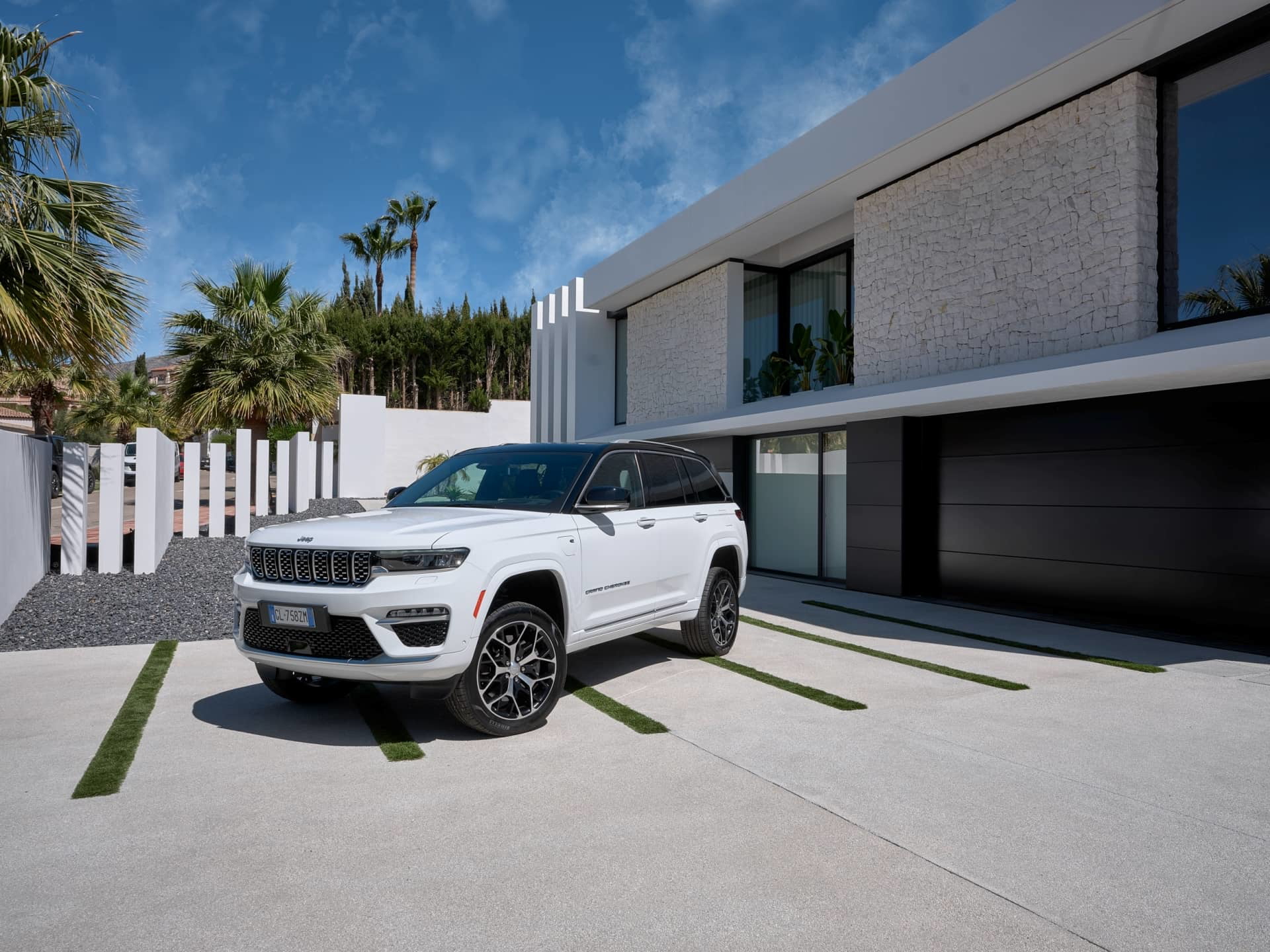 Vista angular del Jeep Grand Cherokee, destacando su robusto diseño frontal.