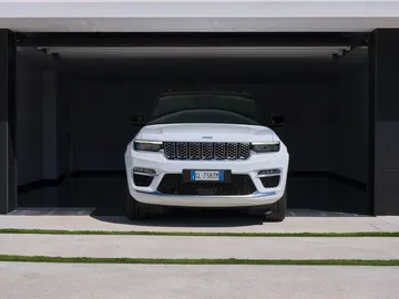 Vista frontal del Jeep Grand Cherokee destacando su robusta parrilla.