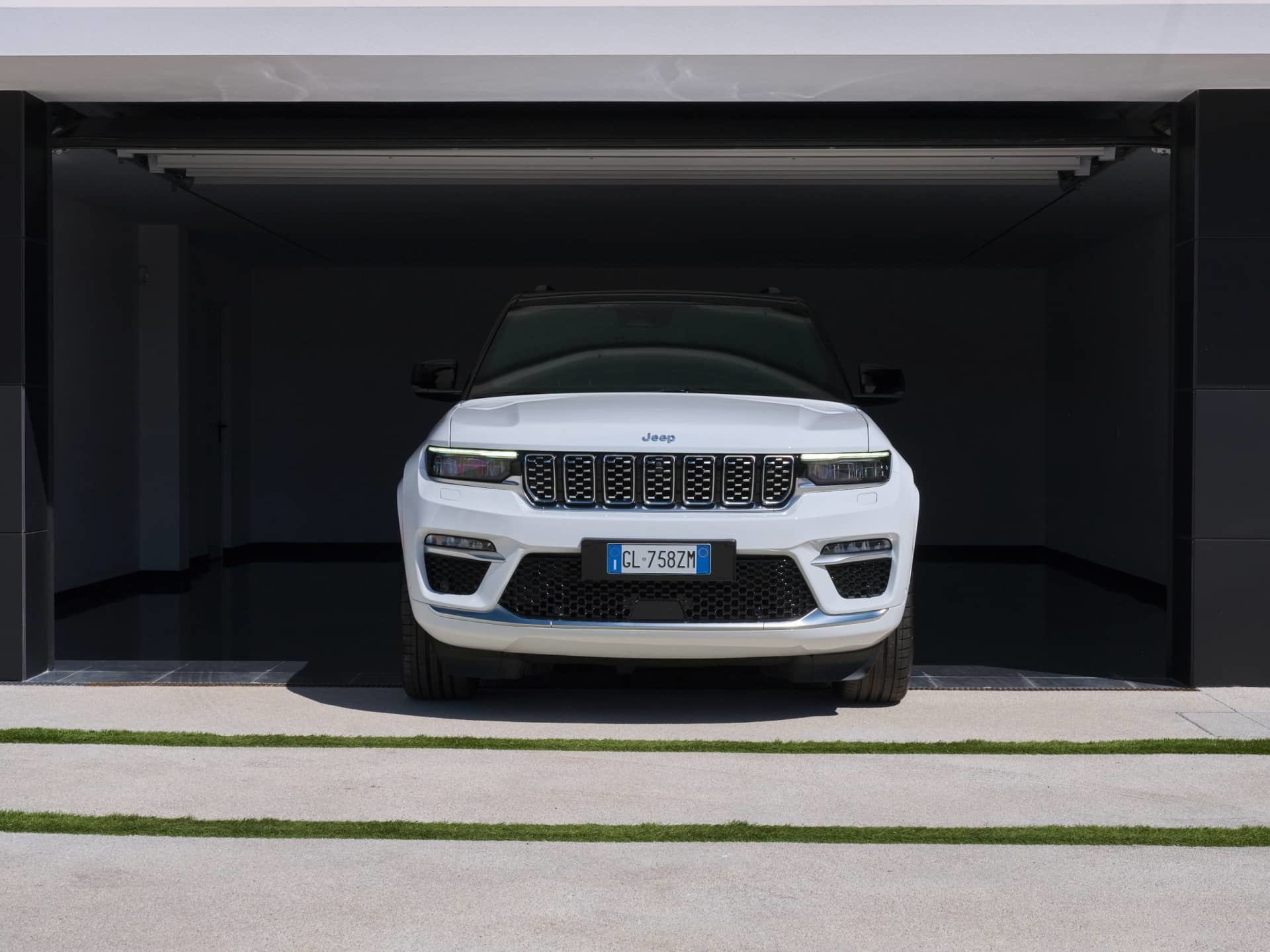 Vista frontal del Jeep Grand Cherokee destacando su robusta parrilla.