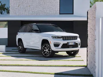 Vista lateral del Jeep Grand Cherokee, destacando su línea y diseño robusto.