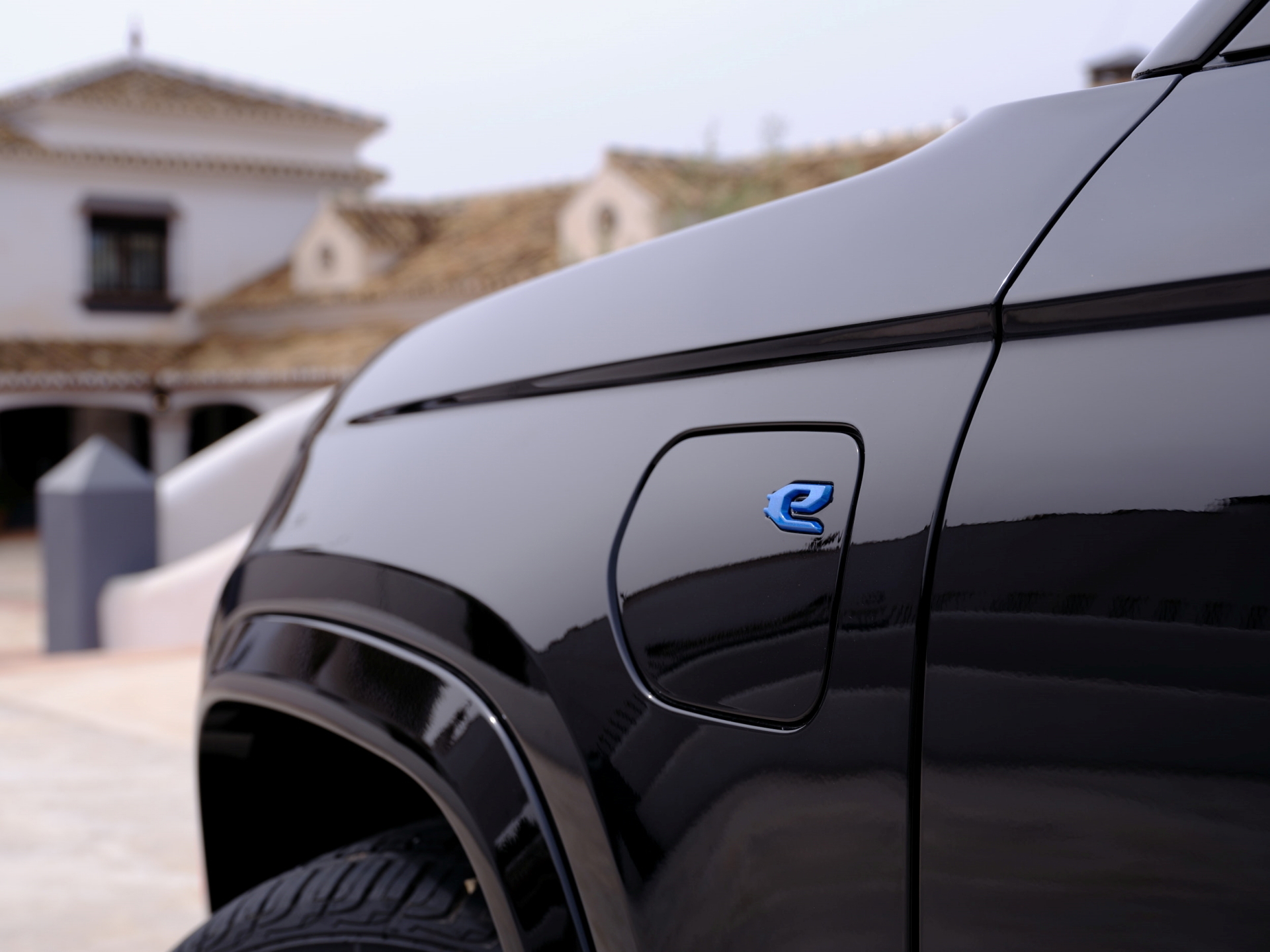 Vista lateral del Jeep Grand Cherokee destacando su diseño robusto.