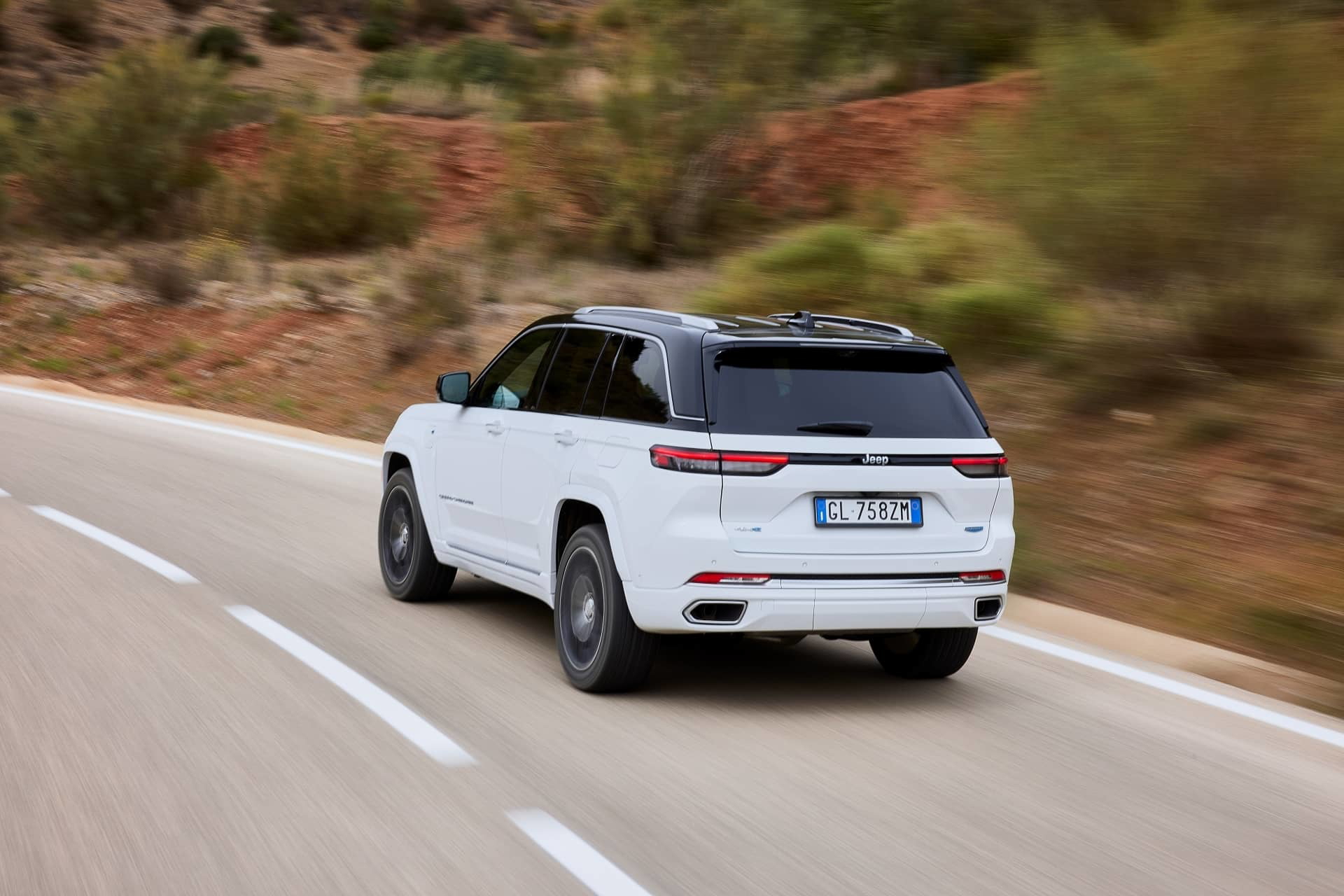 Vista trasera y lateral del Jeep Grand Cherokee, destacando su robustez y estilo.
