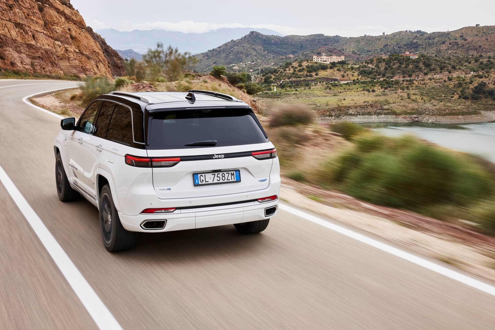 Vista dinámica de un Jeep Grand Cherokee desde una perspectiva trasera y lateral.