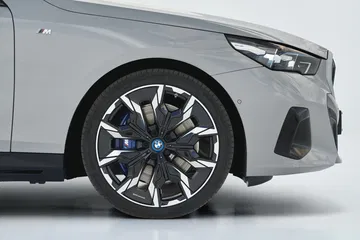 Vista de la llanta y diseño de la carrocería lateral del BMW Serie 5.
