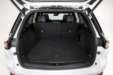 Amplio maletero del Jeep Grand Cherokee, perfectamente acondicionado para carga.