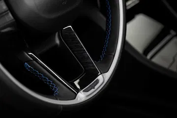 Vista cercana de la palanca de cambios del Jeep Grand Cherokee.