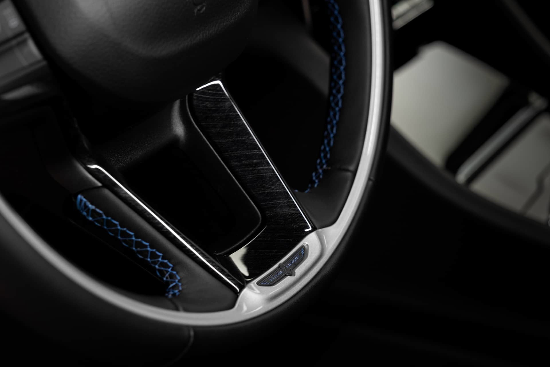 Vista cercana de la palanca de cambios del Jeep Grand Cherokee.