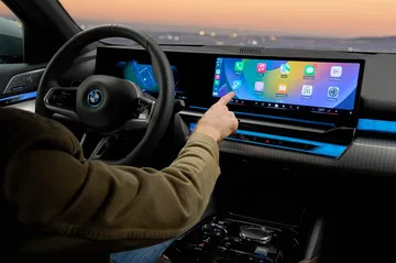 Vista del sistema de infoentretenimiento táctil y digital del BMW Serie 5.