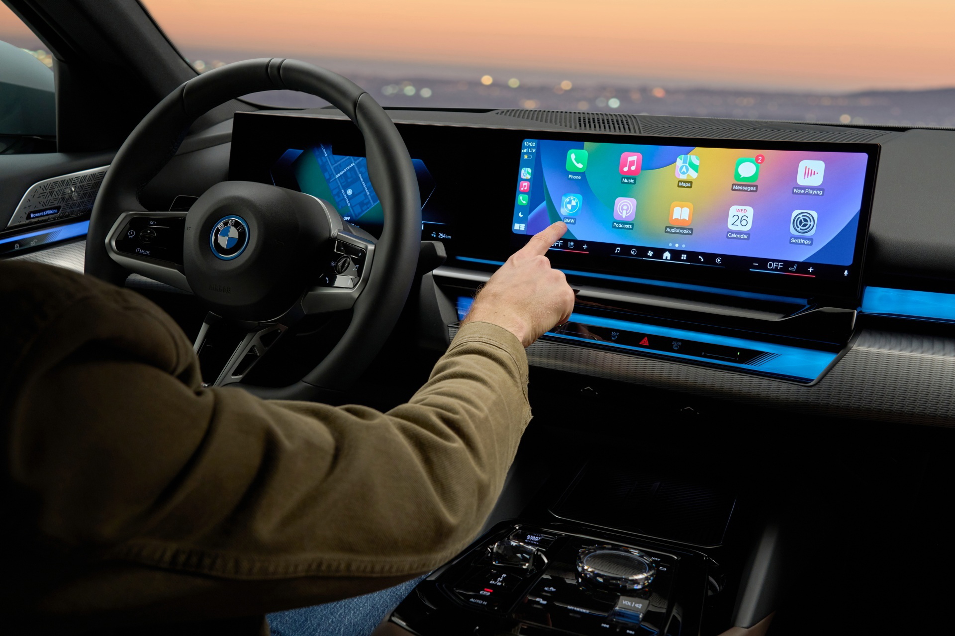 Vista del sistema de infoentretenimiento táctil y digital del BMW Serie 5.