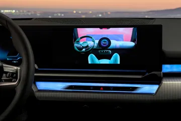Pantalla central de alta definición del BMW Serie 5, interfaz intuitiva.