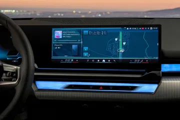 Pantalla central tactil con interfaz avanzada en BMW Serie 5.