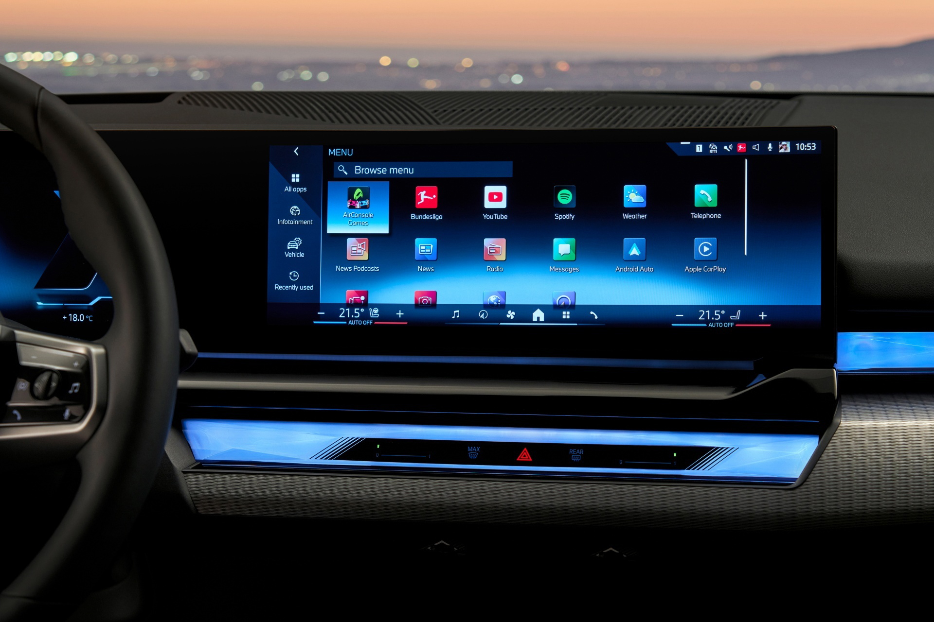 Vista de la moderna pantalla digital del BMW Serie 5, tecnología e interactividad al volante.