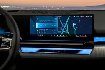 Vista de la avanzada pantalla digital del BMW Serie 5 con su sistema iDrive.