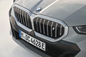 Vista detallada de la parrilla frontal del BMW Serie 5, símbolo de su identidad.