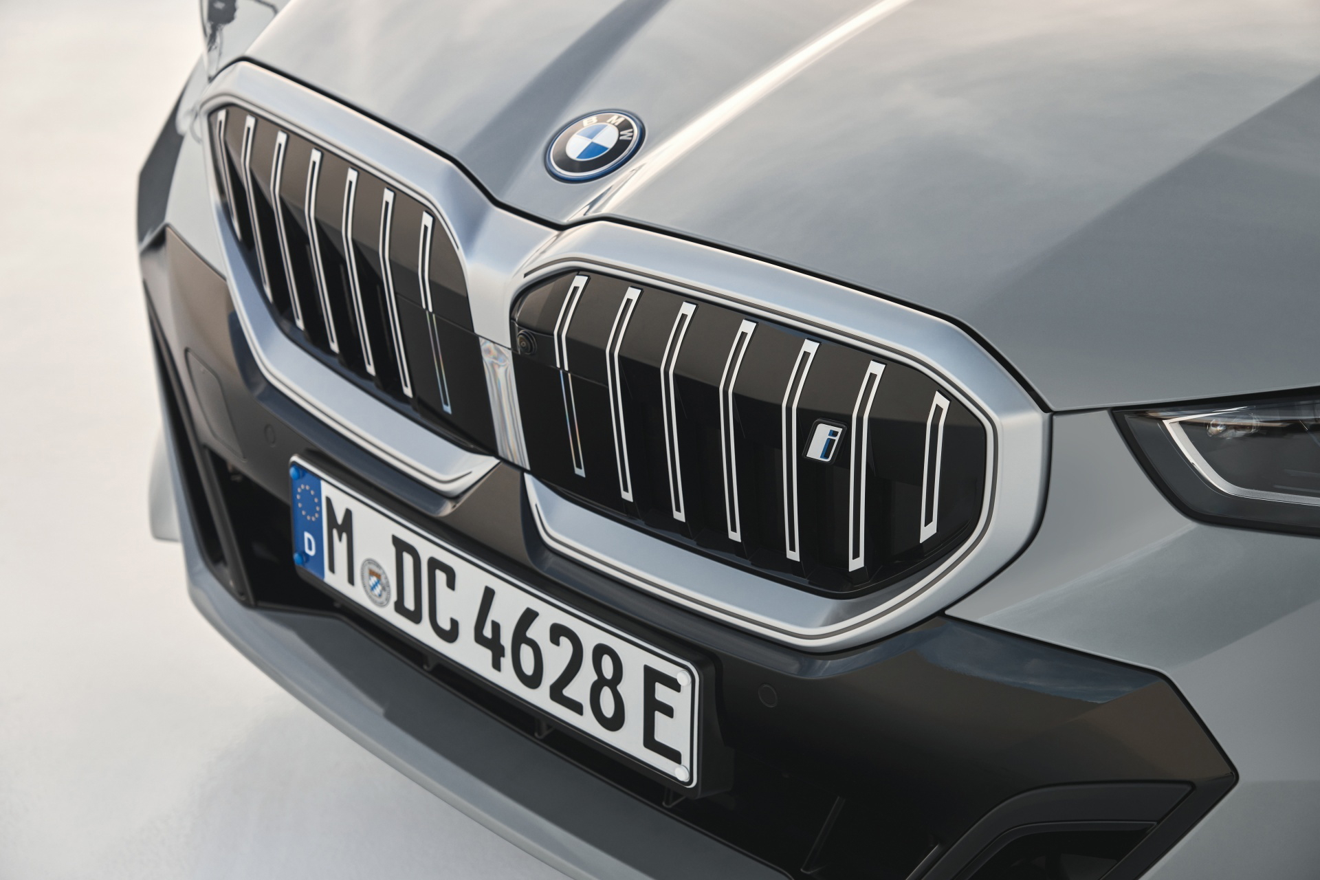Vista detallada de la parrilla frontal del BMW Serie 5, símbolo de su identidad.