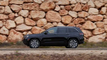 Vista lateral del Jeep Grand Cherokee evidenciando su diseño robusto.