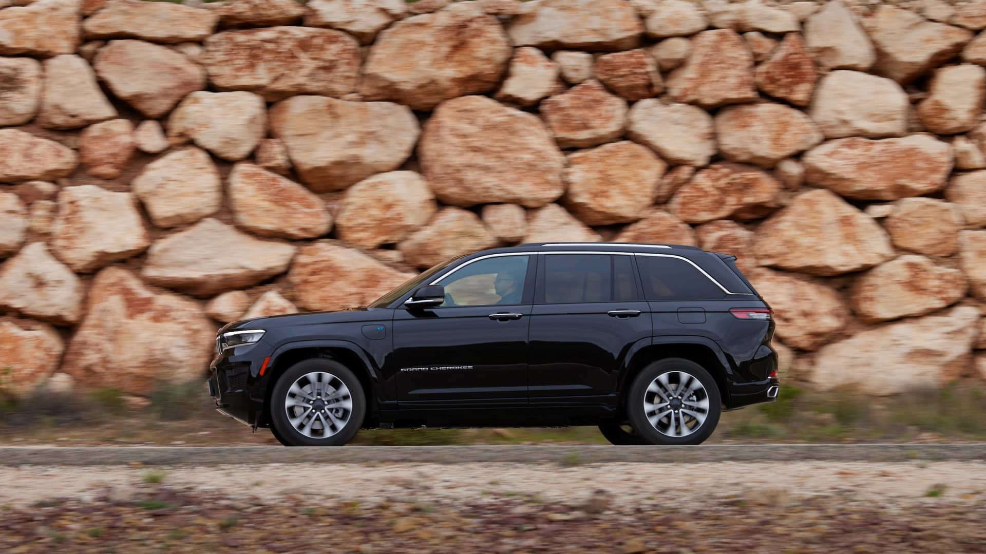 Vista lateral del Jeep Grand Cherokee evidenciando su diseño robusto.
