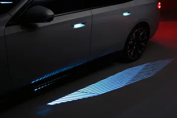 Luz de bienvenida proyectando el logotipo de BMW en el suelo al abrir la puerta.