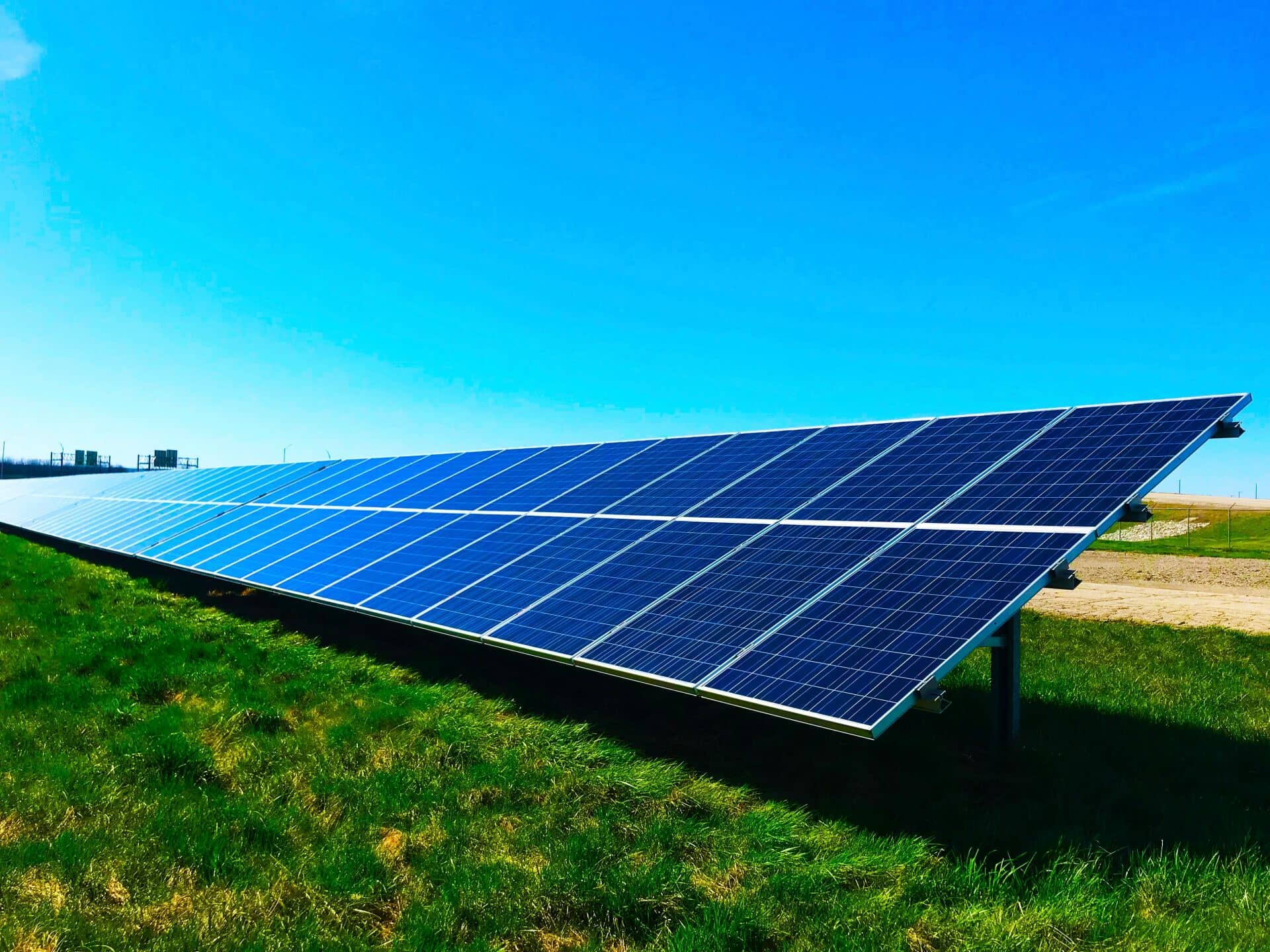 Autoconsumo solar en remoto: cuando no puedes instalar en tu tejado paneles,  los pides a distancia