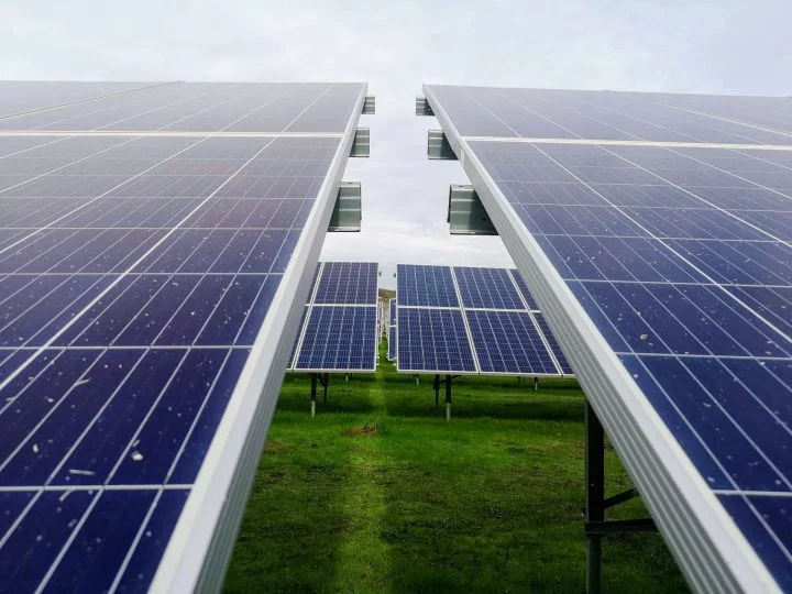 Autoconsumo solar en remoto: cuando no puedes instalar en tu tejado paneles,  los pides a distancia