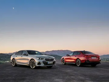 Vista lateral que muestra las líneas elegantes y deportivas del BMW Serie 5.