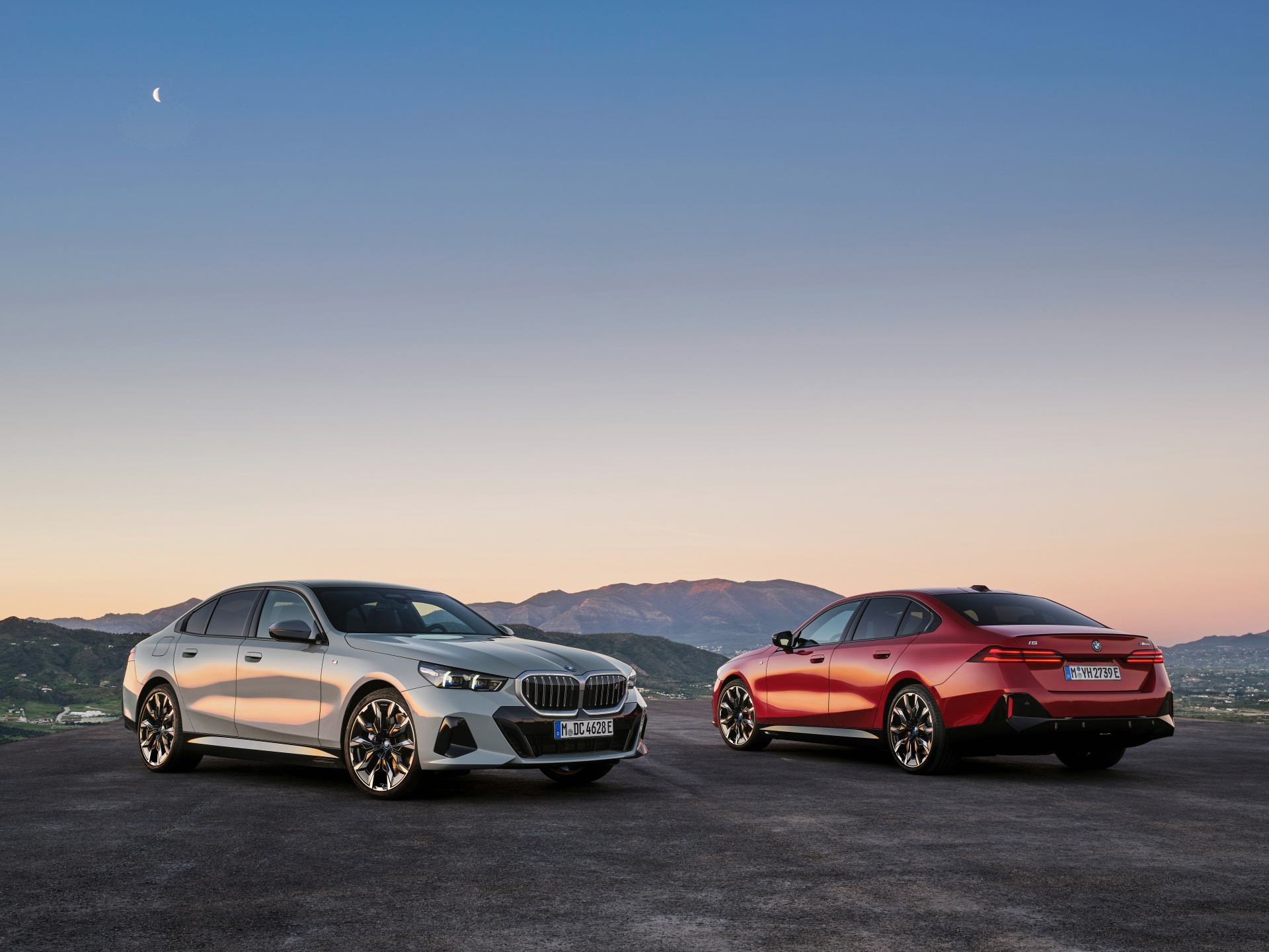 Vista lateral que muestra las líneas elegantes y deportivas del BMW Serie 5.