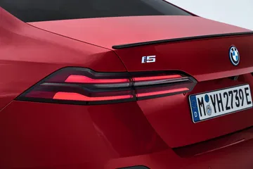 Luces traseras LED con diseño dinámico característico del Serie 5.