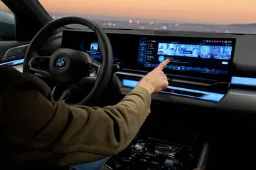 Vista parcial del sistema de infotainment y volante de un BMW Serie 5.