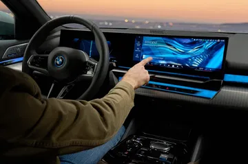 Vista del avanzado sistema de infotainment del BMW Serie 5.