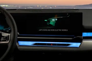 Vista del sistema de infotainment con pantalla iluminada y detalles cromados.