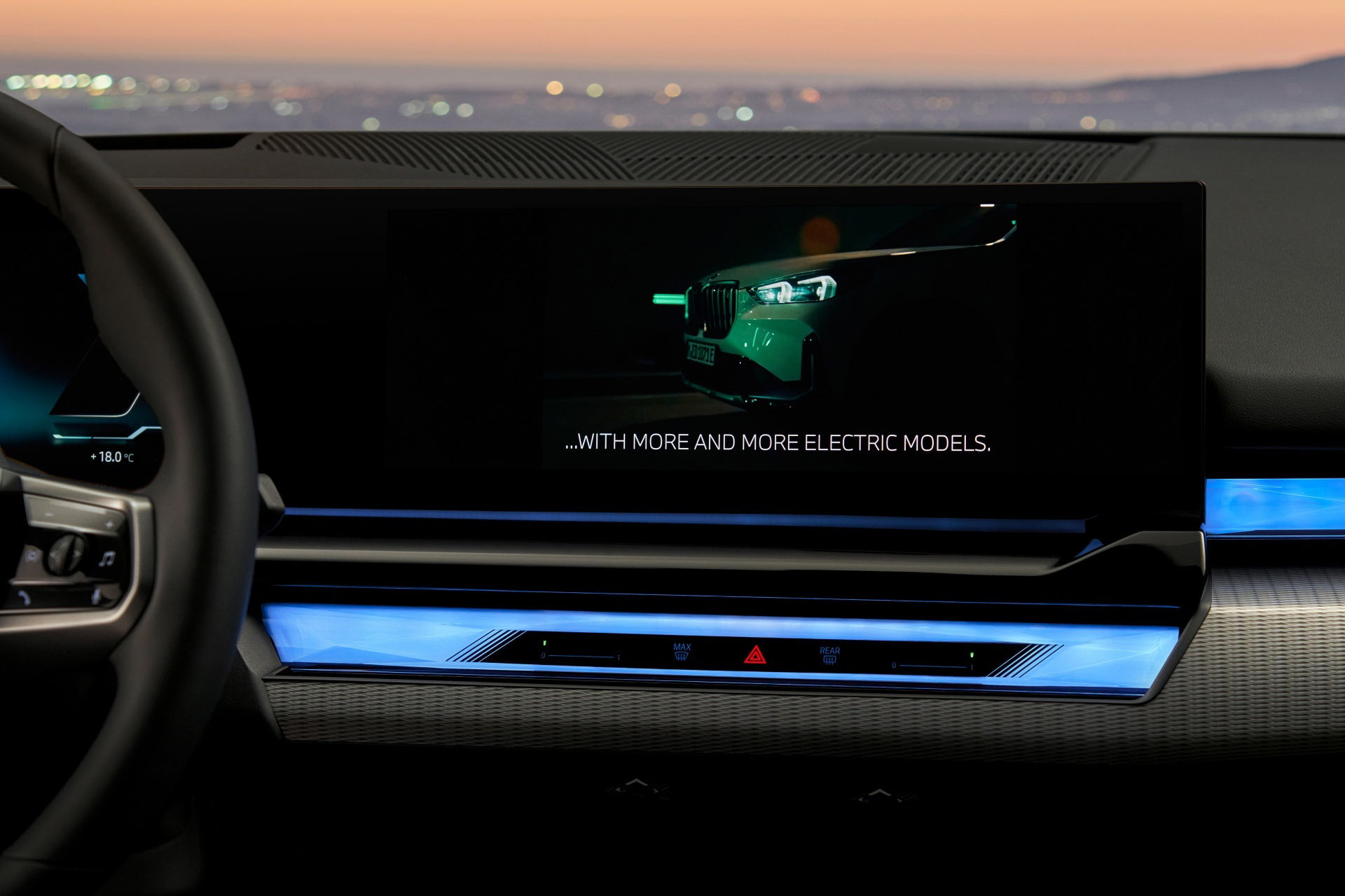 Vista del sistema de infotainment con pantalla iluminada y detalles cromados.