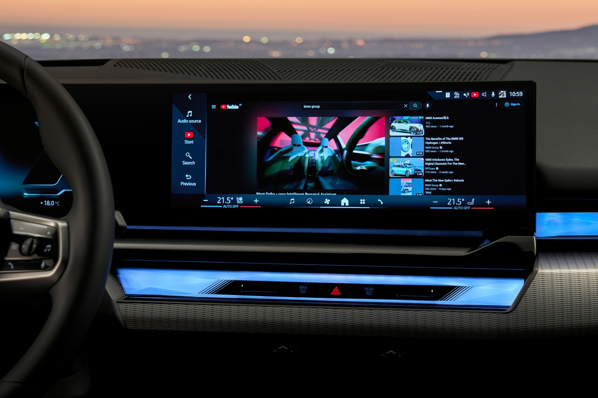 Vista del sistema de infotainment BMW con gráficos nítidos y modernos.