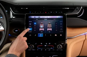 Pantalla táctil del sistema Uconnect en Jeep Grand Cherokee.