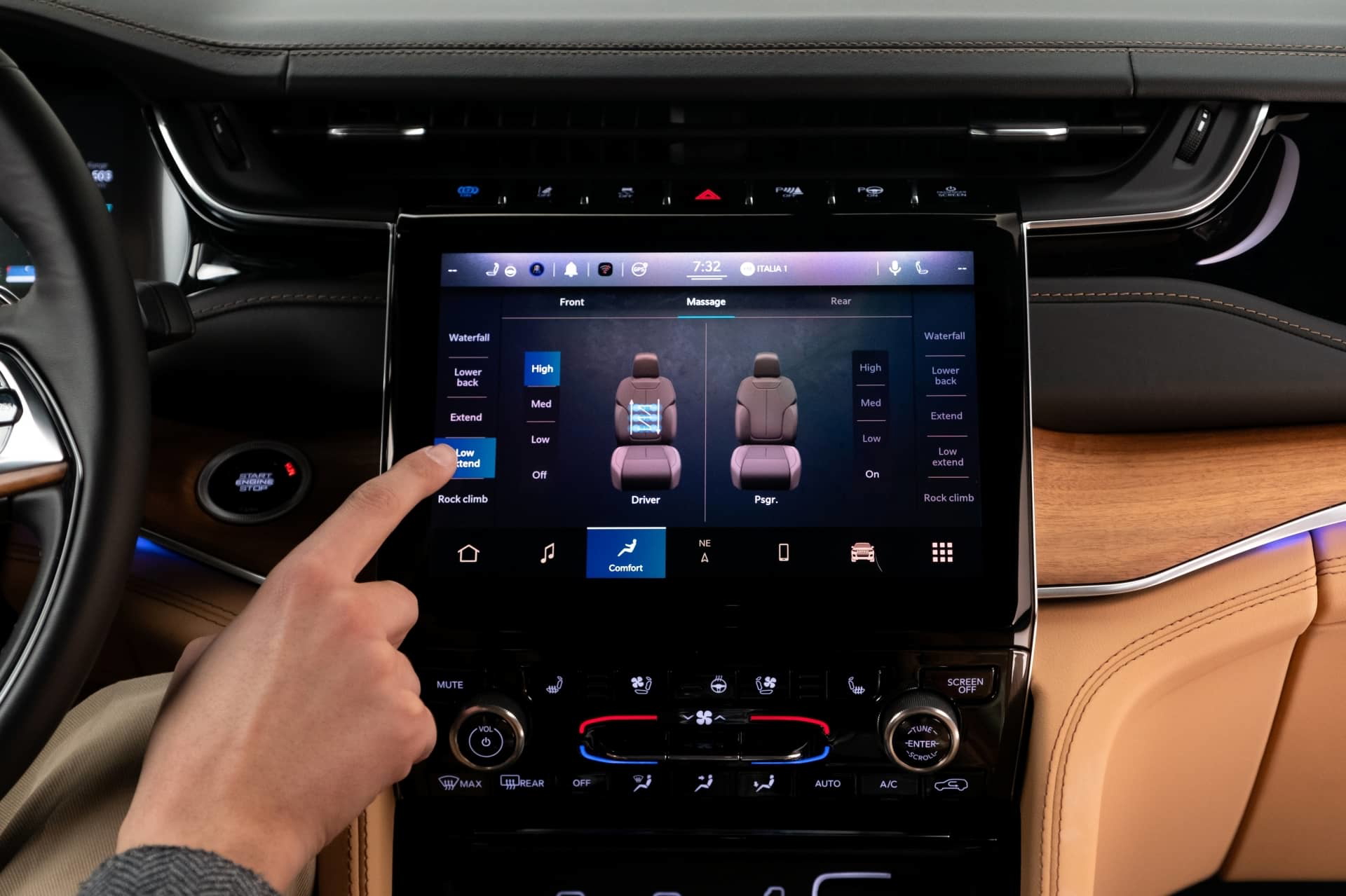 Pantalla táctil del sistema Uconnect en Jeep Grand Cherokee.