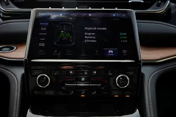 Vista cercana del sistema de infotainment del Jeep Grand Cherokee.