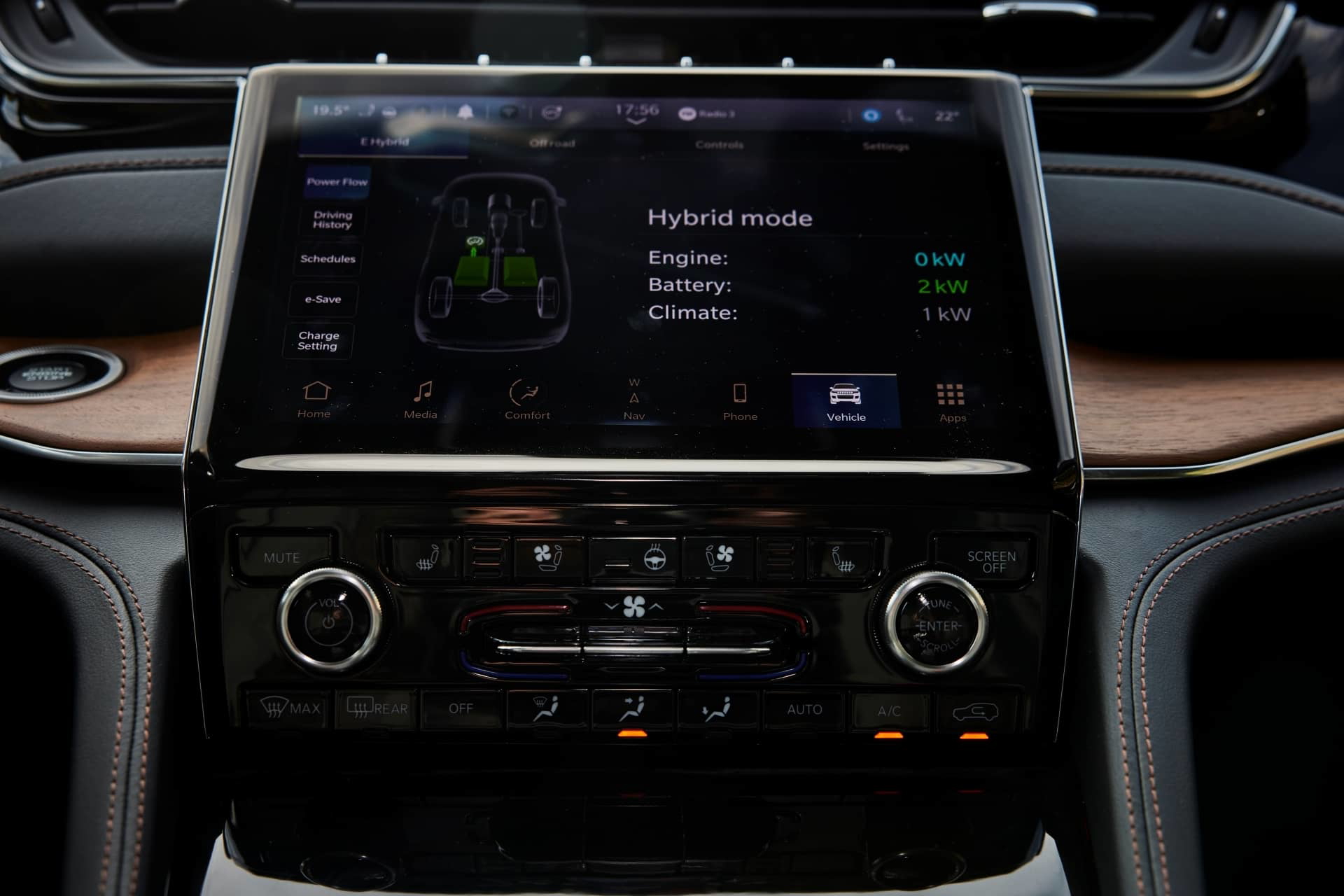 Vista cercana del sistema de infotainment del Jeep Grand Cherokee.