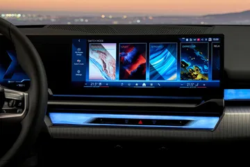Panel de instrumentación digital del BMW Serie 5 con gráficos nítidos.