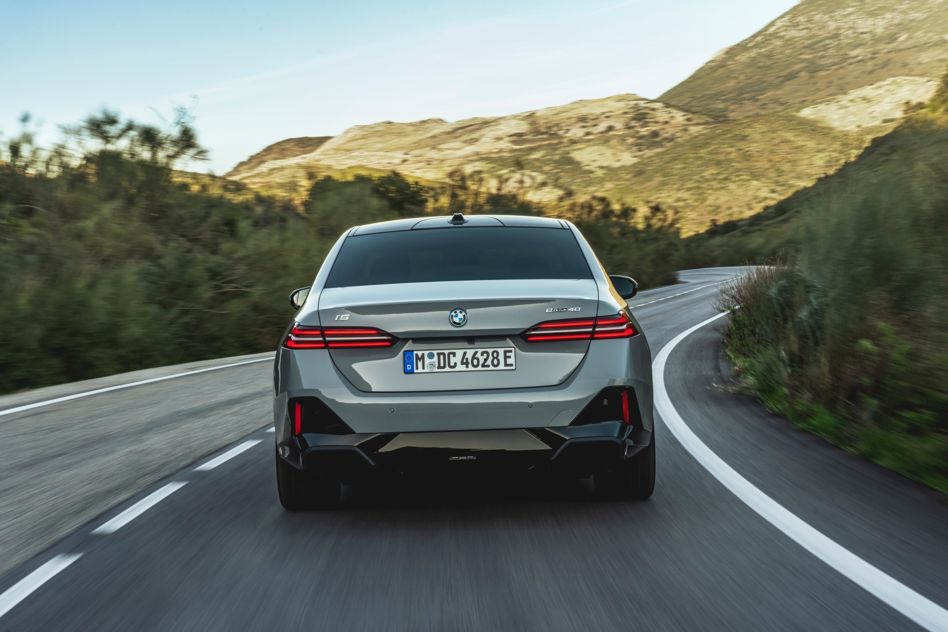 Vista trasera del BMW Serie 5 mostrando su elegante diseño y líneas dinámicas.