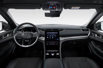 Imagen del tablero y volante del Jeep Grand Cherokee, denotando su acabado y tecnología.