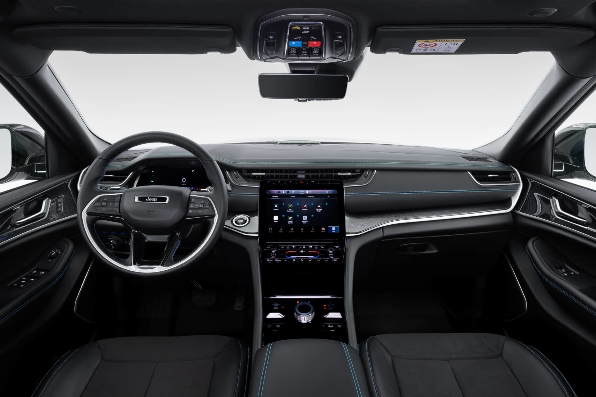 Imagen del tablero y volante del Jeep Grand Cherokee, denotando su acabado y tecnología.