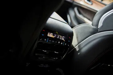 Consola central del Jeep Grand Cherokee con detalles de acabados y materiales.