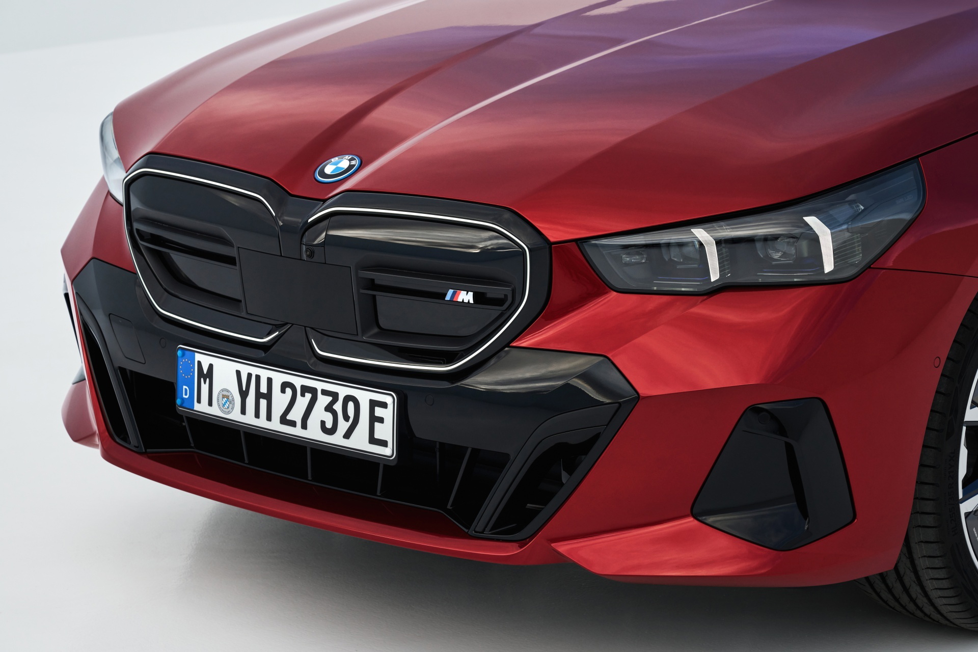 Vista frontal que resalta la parrilla e insignias características de BMW Serie 5.